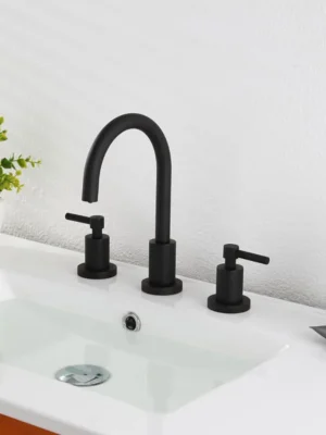 Elegante Three-Hole Bathroom Faucet